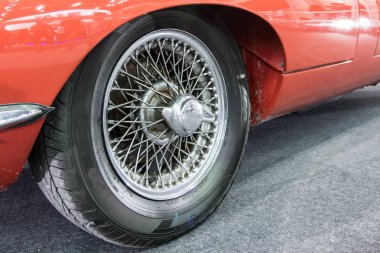 Arabanın tekerleği - yakın plan.