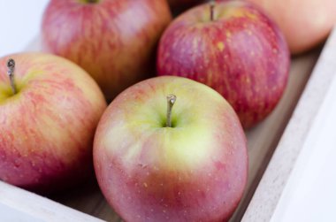 Beyaz arka plan üzerinde izole Kırmızı elma fotoğraf