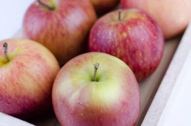 Beyaz arka plan üzerinde izole Kırmızı elma fotoğraf