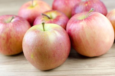 Beyaz arka plan üzerinde izole Kırmızı elma fotoğraf