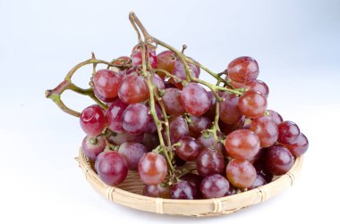 kümeleri veya beyaz arka plan üzerinde izole mor üzüm