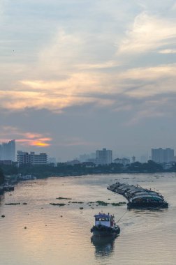 Chao Phraya nehir tekne kargo gemisiyle akşamları römorkör.
