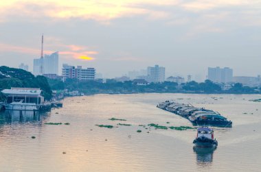 Chao Phraya nehir tekne kargo gemisiyle akşamları römorkör.