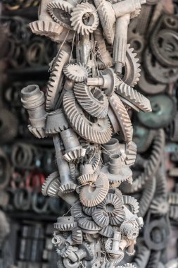 bir sürü farklı otomobil yedek parçaları.