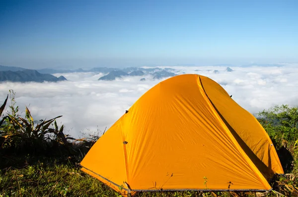 Barracas de acampamento de imagem e o mar de nuvens na Tailândia — Fotografia de Stock