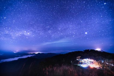 Gece manzarası ile renkli Samanyolu.
