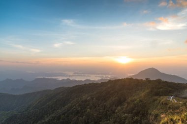 Gün doğarken Dağ Vadisi. Doğal yaz manzarası.