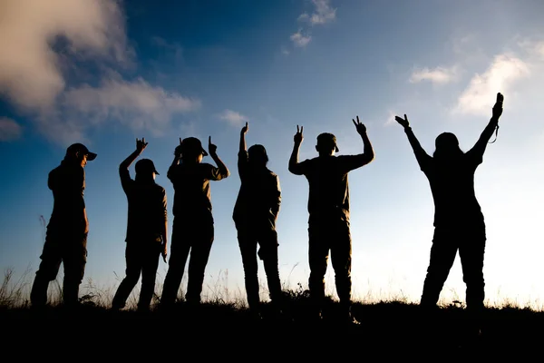 Gruppe von Menschen auf dem Gipfel. — Stockfoto