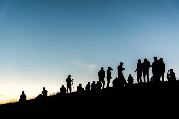 Gruppo di persone in cima alla montagna . — Foto Stock