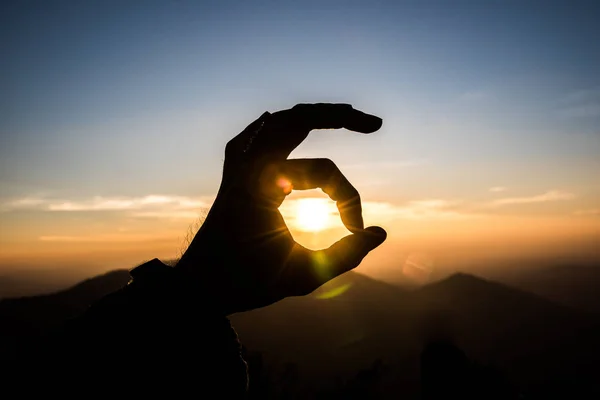 Ok Handzeichen Silhouette bei Sonnenuntergang. — Stockfoto