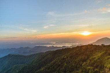 Gün doğarken Dağ Vadisi. Doğal yaz manzarası