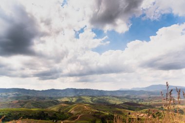 Bulutlu bir dağ manzarası