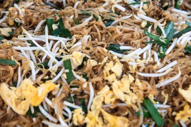 Kızarmış şehriye Tay tarzında