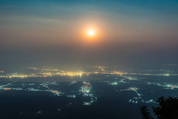 Şehir gece dağın zirvesinde görünümü noktadan