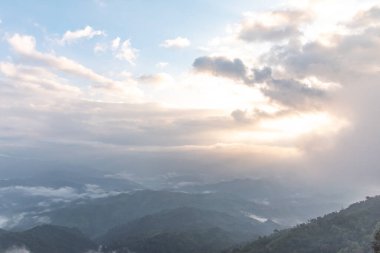 Dağ tepeleri güneş ışığı manzarası