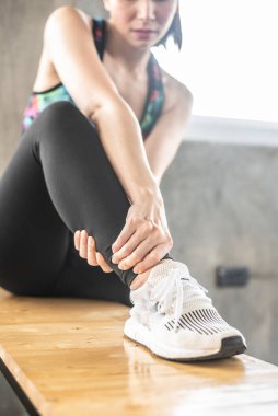 Kadın spor salonunda bileğinden yaralanmış..