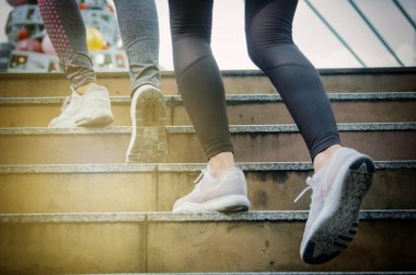 Ayakkabı sporcusu, şehirde koşan kadın. Spor Konsepti