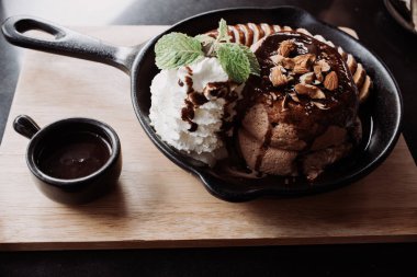 Muzlu çikolata ve vanilyalı dondurma ile nefis bir krep.