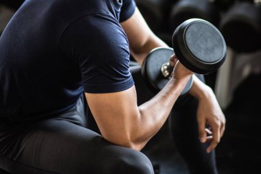 Spor salonunda genç kaslar ağırlık kaldırıyor