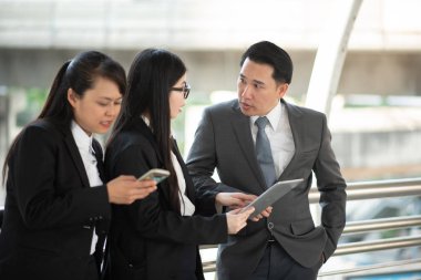 Şehirdeki Köprü 'de Dizüstü bilgisayar kullanan meslektaşlar