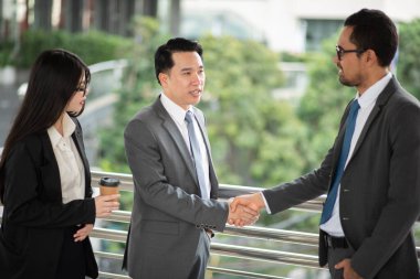 Şehirdeyken İş Adamları Tokalaşıyor