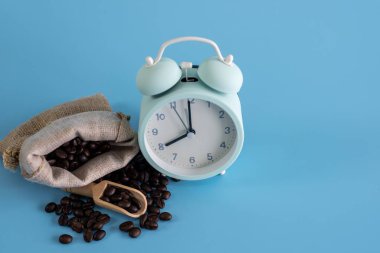 Çalar saat ve kahve çekirdekleri.