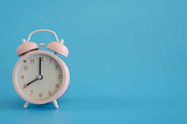 Mavi arkaplanda alarm saati