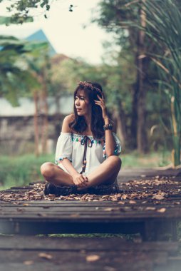 Park 'ta iskelede oturan kadın