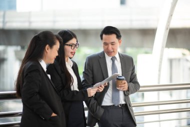 Şehirdeki Köprü 'de Dizüstü bilgisayar kullanan meslektaşlar