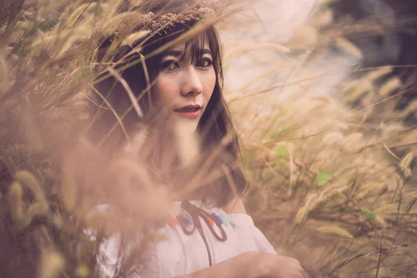 Um retrato de uma menina hippie bonita asiática em vestido branco em um — Fotografia de Stock