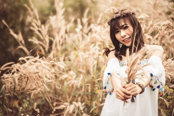 Um retrato de uma menina hippie bonita asiática em vestido branco em um — Fotografia de Stock