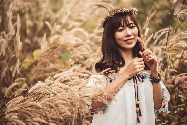 Um retrato de uma menina hippie bonita asiática em vestido branco em um — Fotografia de Stock