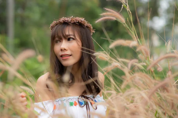 Um retrato de uma menina hippie bonita asiática em vestido branco em um — Fotografia de Stock