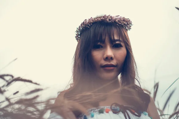 Um retrato de uma menina hippie bonita asiática em vestido branco em um — Fotografia de Stock