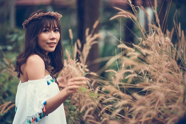 Portret azjatyckiej pięknej hipisowskiej dziewczyny w białej sukience na — Zdjęcie stockowe