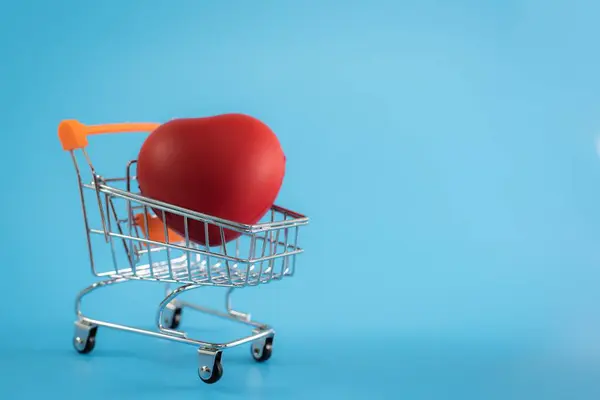 Einkaufswagen mit roter Farbe auf blauem Hintergrund — Stockfoto