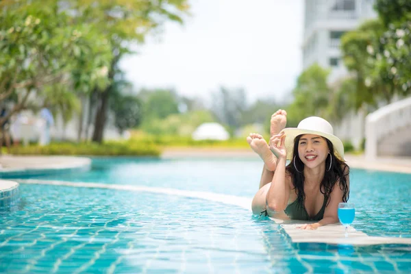 Cheerful Young Woman Enjoying Splashing Water By Poolside — Stock Photo, Image