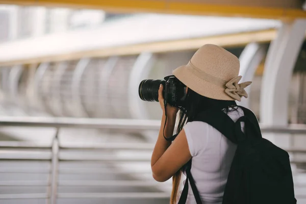 Toeristisch fotograferen terwijl u op de brug staat — Stockfoto