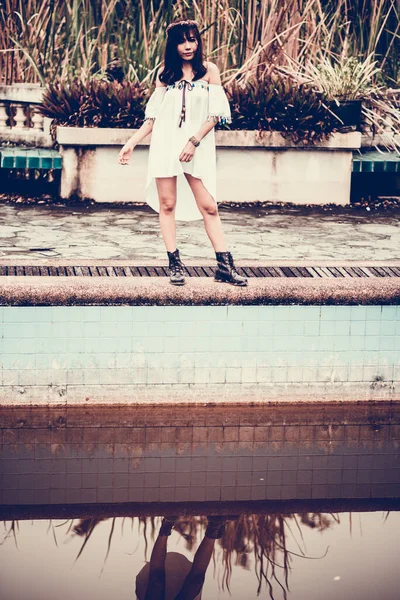 Comprimento total da mulher em pé na piscina abandonada — Fotografia de Stock