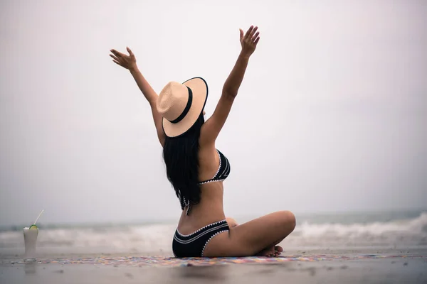 Sexy bela asiática mulher na praia verão férias no biquíni si — Fotografia de Stock