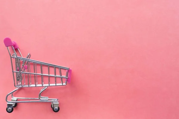 Einkaufswagen isoliert auf rosa Hintergrund — Stockfoto