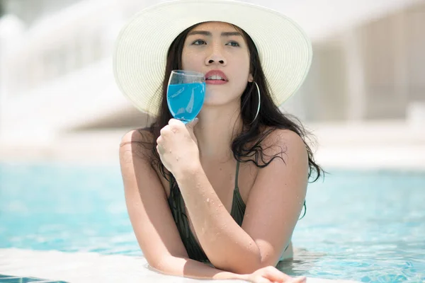 Young Woman Wearing Hat Drinking Juice While Relaxing In Swimmin — Stock Photo, Image