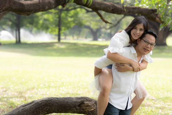 Glimlachende man zwiepende vrouw in het park — Stockfoto