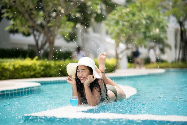 Cheerful Young Woman Enjoying Splashing Water By Poolside — Stock Photo, Image