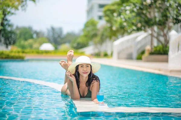 Cheerful Young Woman Enjoying Splashing Water By Poolside — Stock Photo, Image