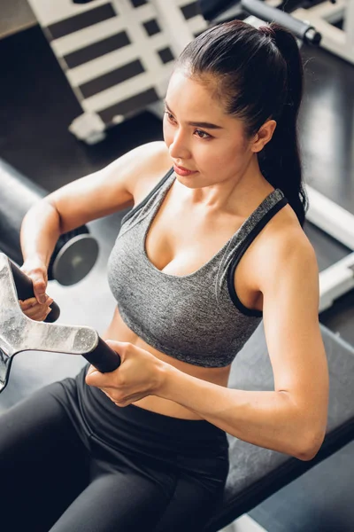 Atractiva mujer deportiva joven asiática con peso de elevación en el gimnasio. — Foto de Stock