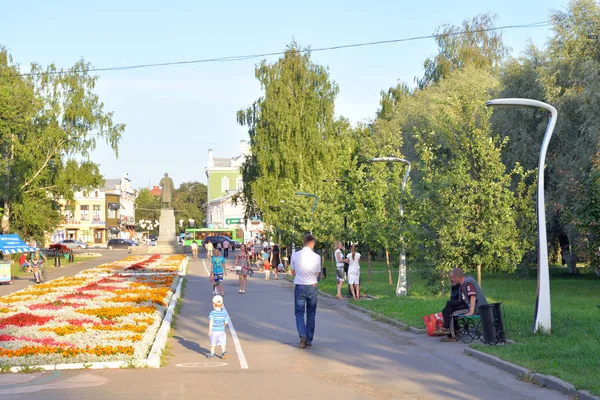 Alley on the Prospect of Victory in Vologda. — Stock Photo, Image