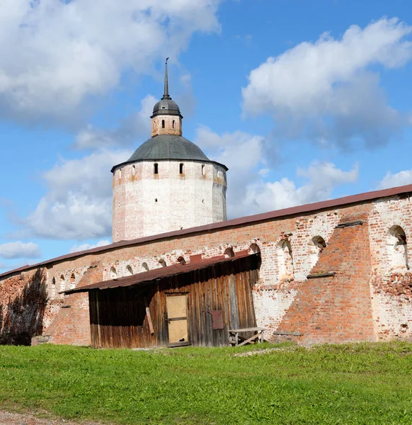 Kale Kirillo Belozersky kule manastır gündüz.