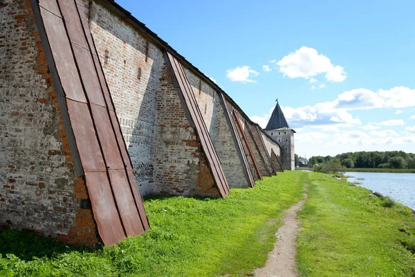 Muralla de la fortaleza del monasterio Kirillo-Belozersky de día . — Foto de Stock