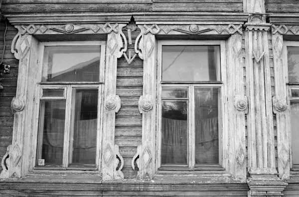 Fragmento de casa de madeira velha . — Fotografia de Stock